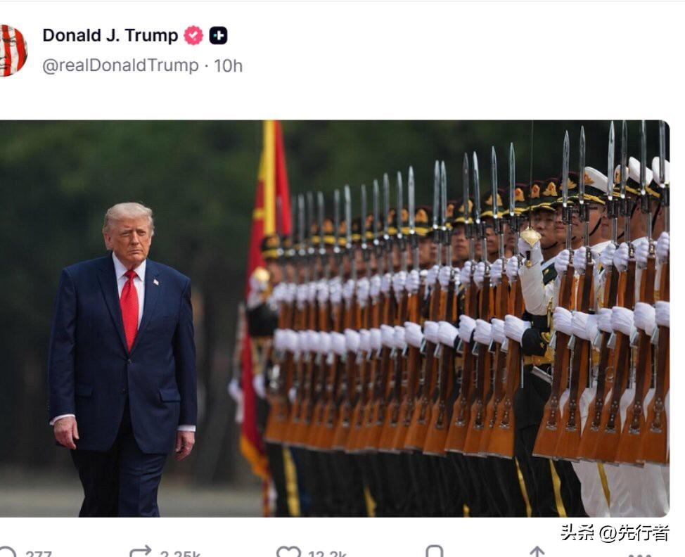 特朗普专门发了一张检阅仪仗队的照片，紧接着又晒了一张自己年轻时的军装照。

特朗