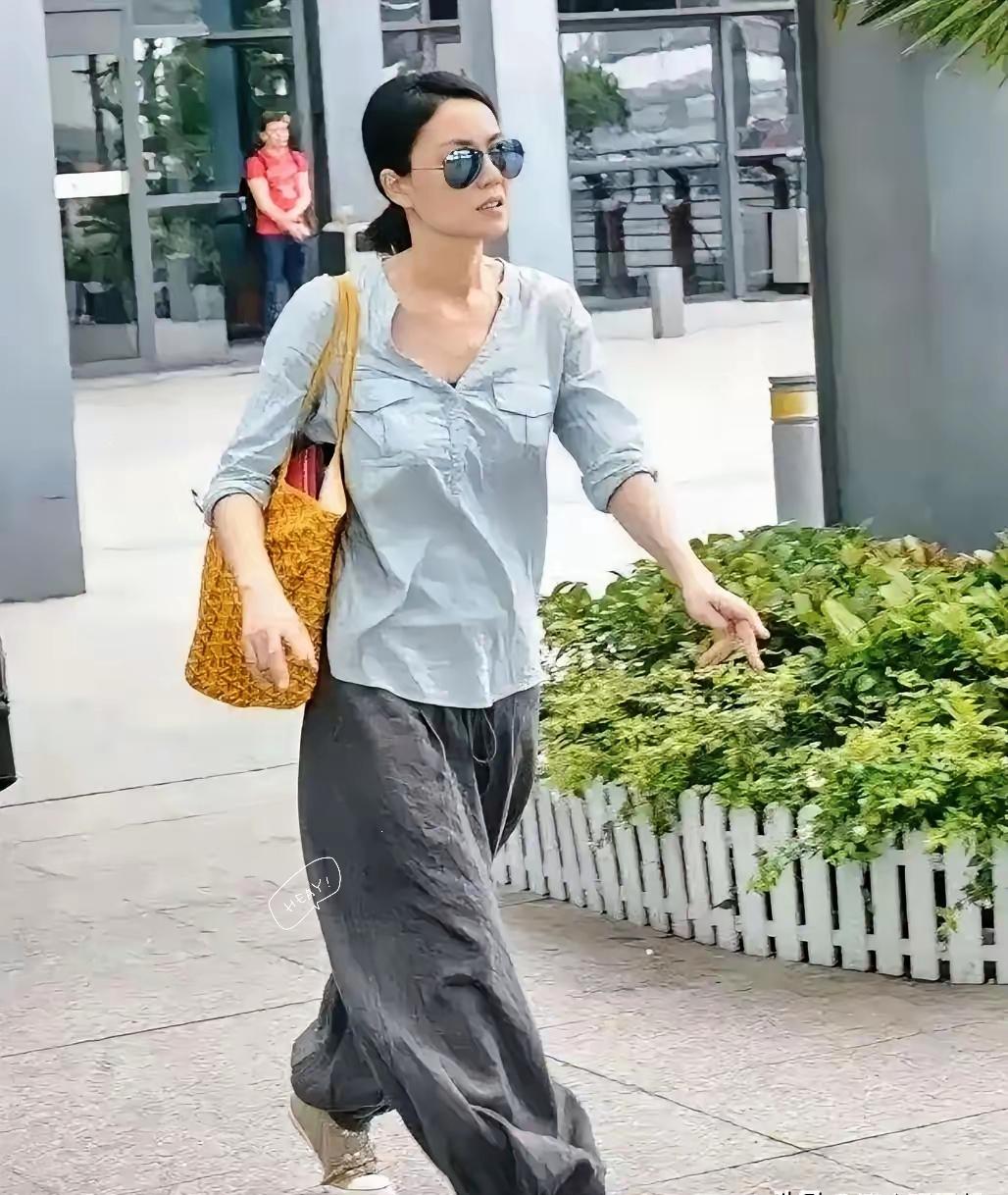 难怪王菲现在不混娱乐圈了，
查了才知道，
原来现在的她除了唱歌之外，还在忙着过好