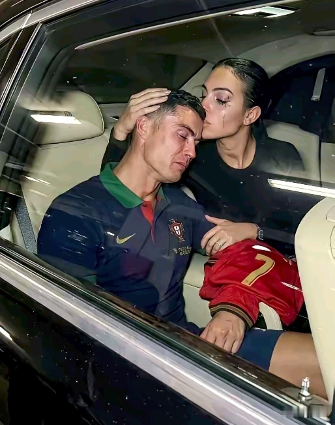 C罗靠着乔安娜的肩膀伤心的哭泣。