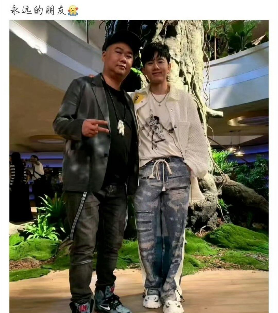 苟伟和王源张杰录制过时光音乐会唉！好可惜哦！时光音乐会老友记还看过他，太突然了吧