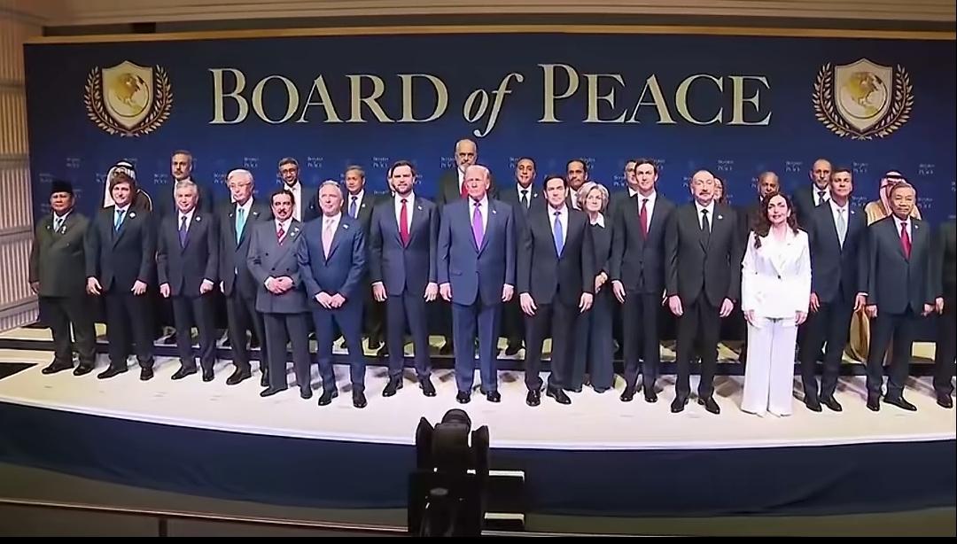 10亿美元一张照，挺好的！
中间那几个我认识，其他的你们都知道叫啥名字，或者哪个