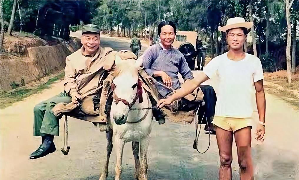 1959年，蒋经国赴金门基层考察，乡间道路通行不便。于是搭乘农户的双人“鸳鸯马”