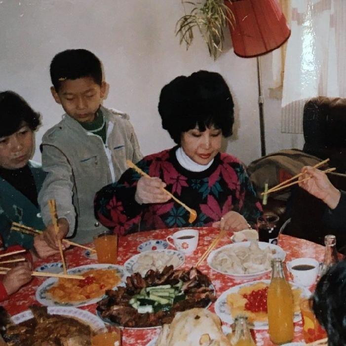 80年代，梁实秋夫人韩菁清回大陆，一张罕见的留影，拍摄地点在北京梁实秋亲属家中的