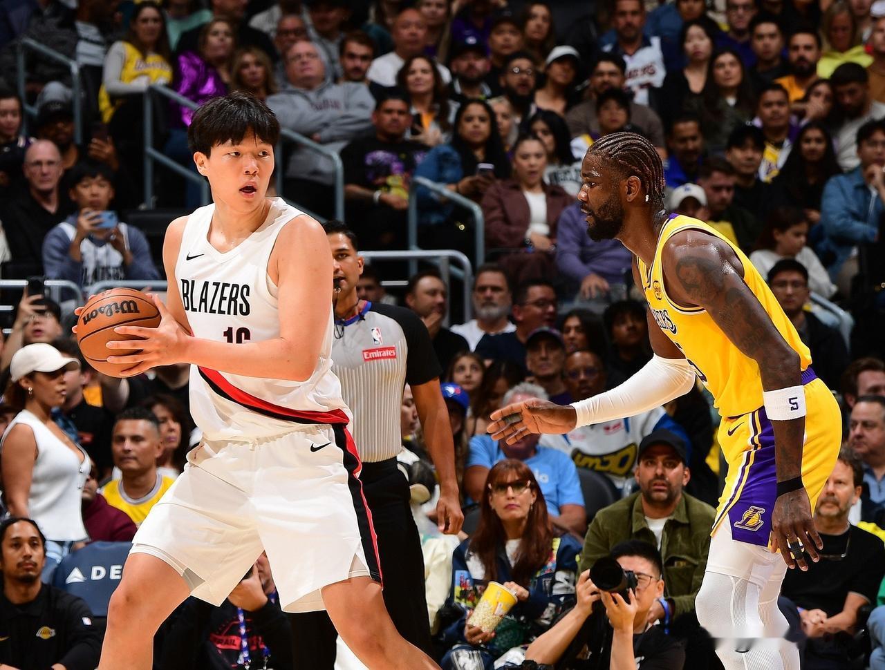 杨瀚森，别再抱怨教练不给机会了，这样的表现换到哪里都不行！
赛季前三场，杨瀚森场