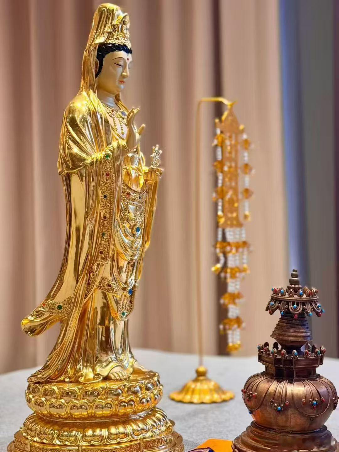 佛教  日日自省，时时修心，于烟火俗世中释怀、知足、温柔坦荡。 身在凡尘，心无杂