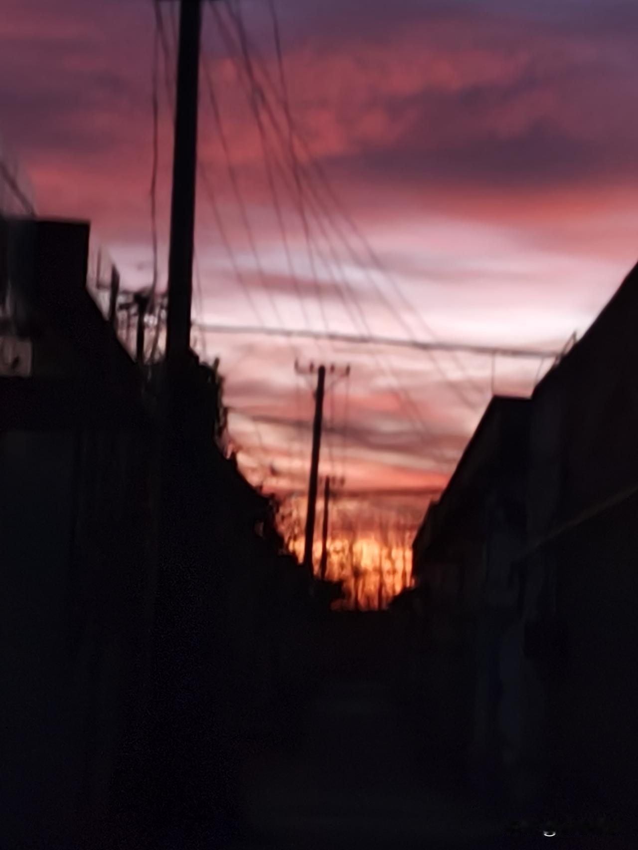 早晨起来随手拍，天空之镜，空气清新，天空出现五彩朝霞，美得让人陶醉。