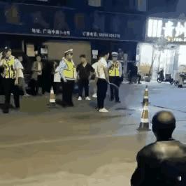 轻松多了？
警察叔叔：您们等一会儿，见到穿制服的我有些内急，特别是喝过酒以后，胆