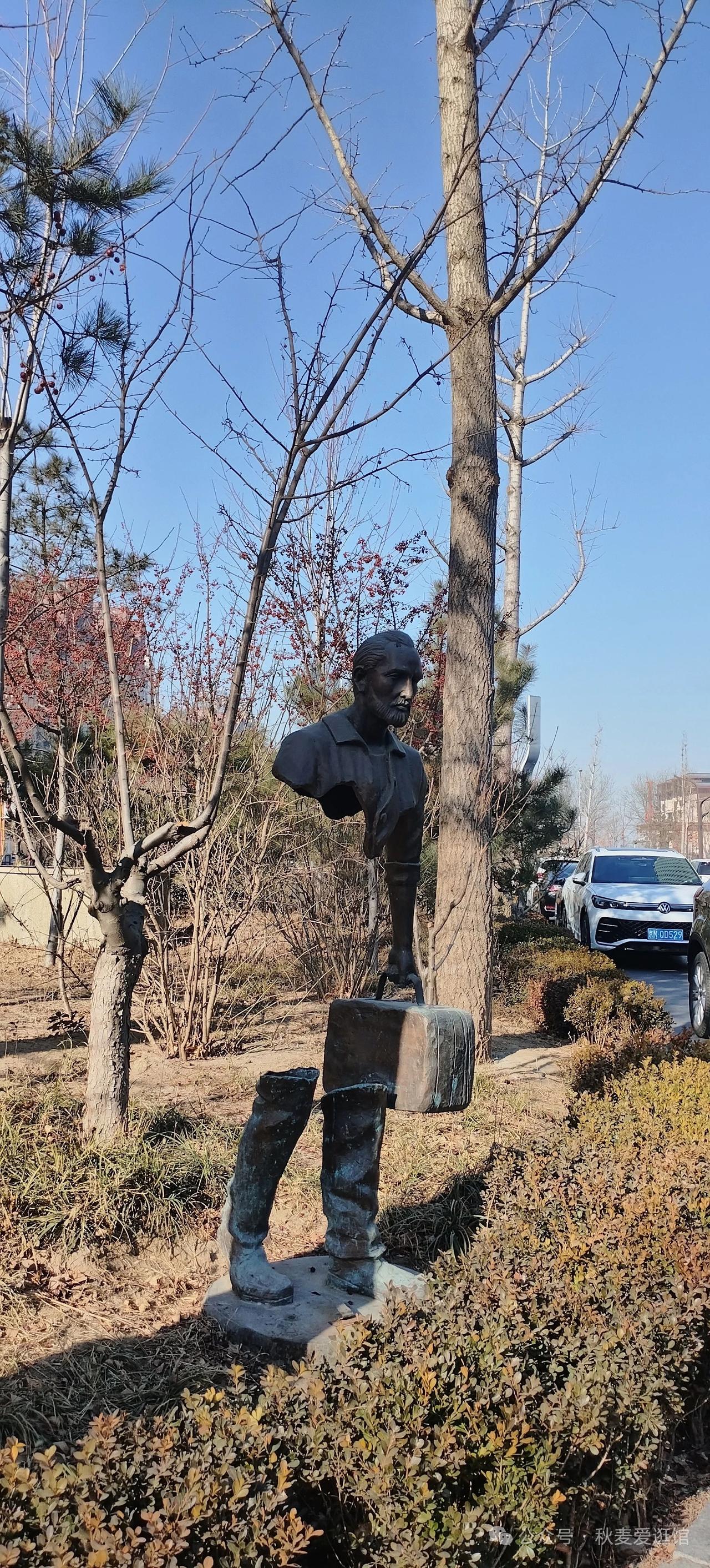河北定州街头奇特的雕塑：受力点拿捏得死死的他提着旧皮箱，像在奔赴一场未完成的远行