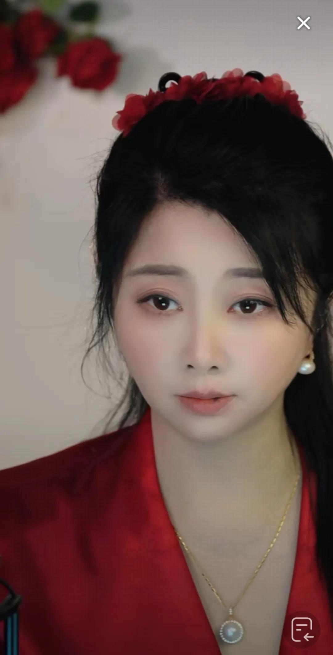 这么一个红极一时的演员，如今难道也沦落到只能开这样毫无意义的直播吗？
殷桃，曾经