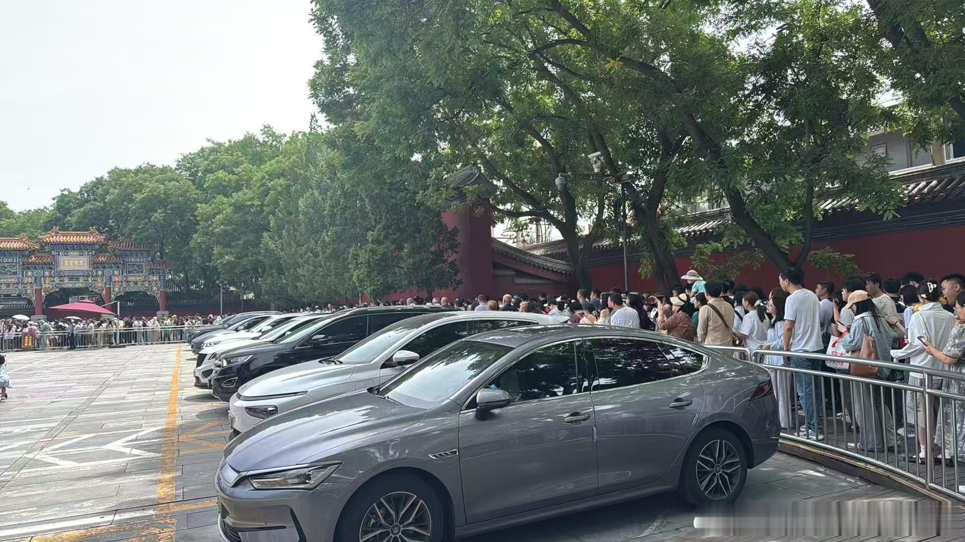 早晨的雍和宫排大队的人杰哥说我游历世界，发现越不发达的国家越封建 
