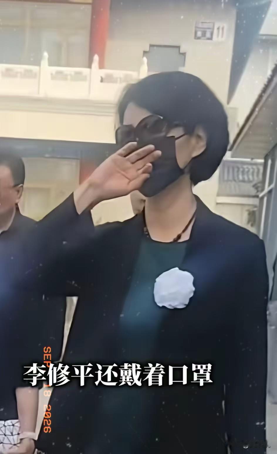 在敬一丹的告别仪式上
我盯着李修平看了好久
难怪她是撒贝宁和康辉的偶像。63岁的