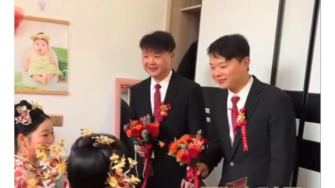 近日，安徽临泉一双胞胎姐妹花嫁双胞胎兄弟，婚礼现场有四对双胞胎 ，新娘的嫂子称，