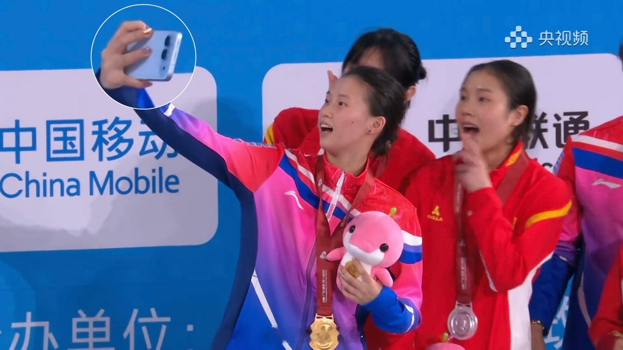 陈芋汐手上这应该是最新的荣耀500真机？ ​​​