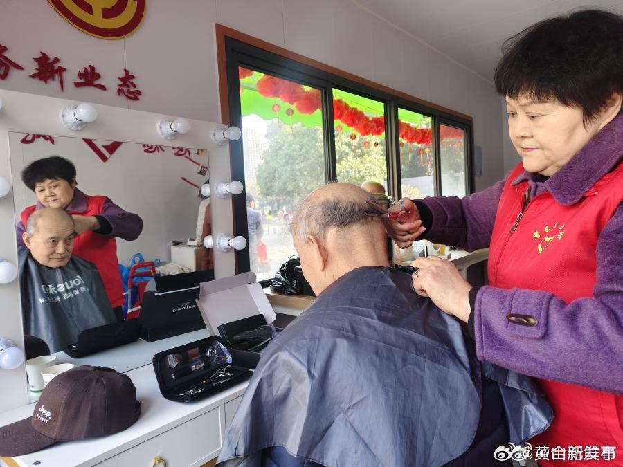 【合肥滨湖天山公园新增宝藏驿站剪发、充电、歇脚，全满足】近日，坐落于合肥滨湖区天