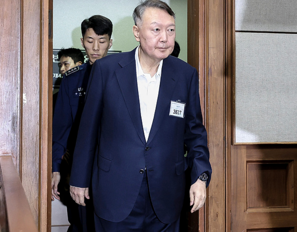 #尹锡悦没洗漱出席传唤调查#【尹锡悦三个月来首次出席特检组传唤 律师：他都没来得