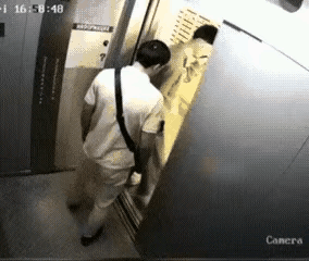 女子牵着狗走进电梯，狗狗突然扑向一旁的两名男子，事发后狗主人不仅不约束自家狗，反