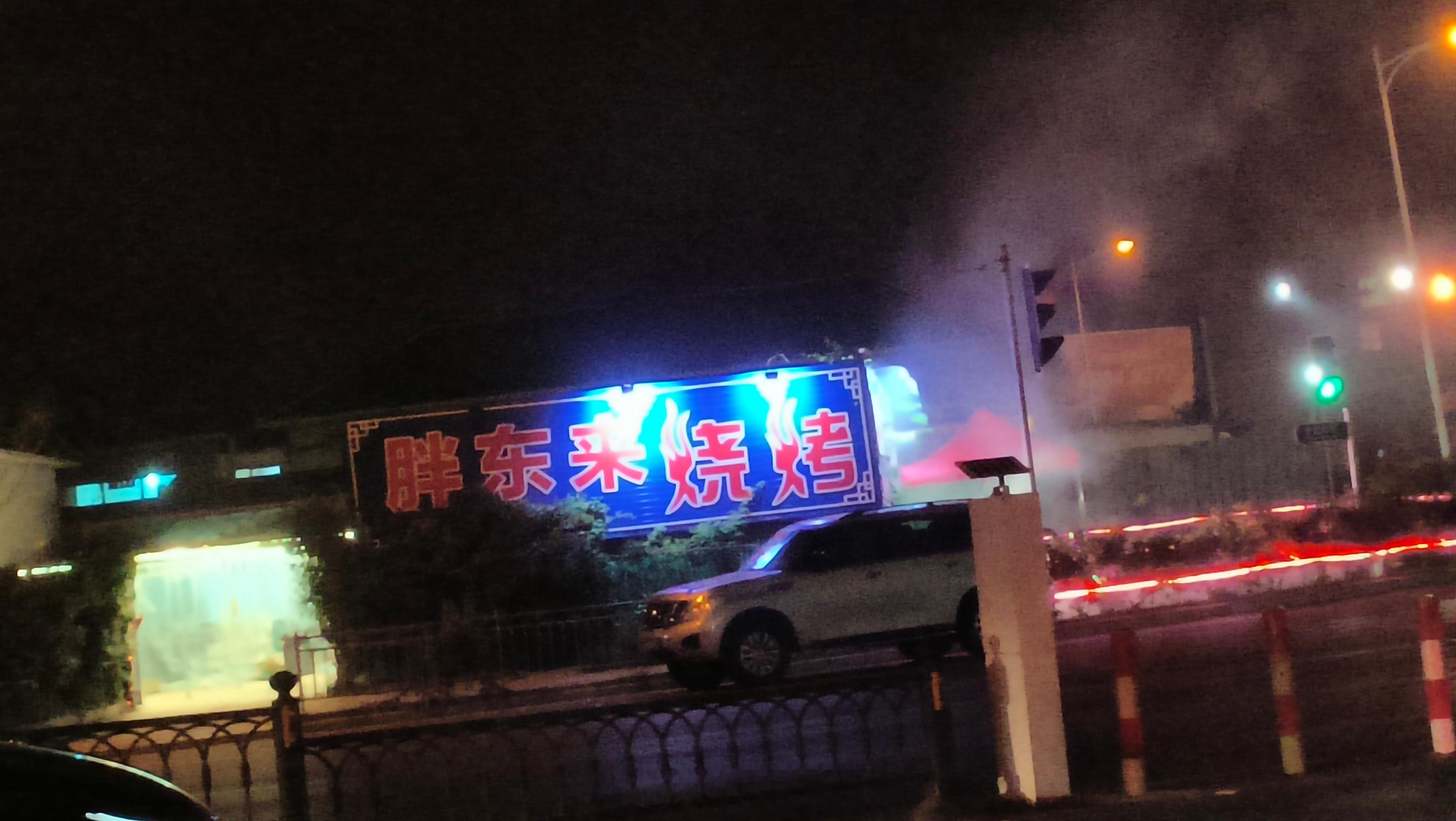 女子发现胖东来错误被追着奖励现金路上遇到的随手一拍。 