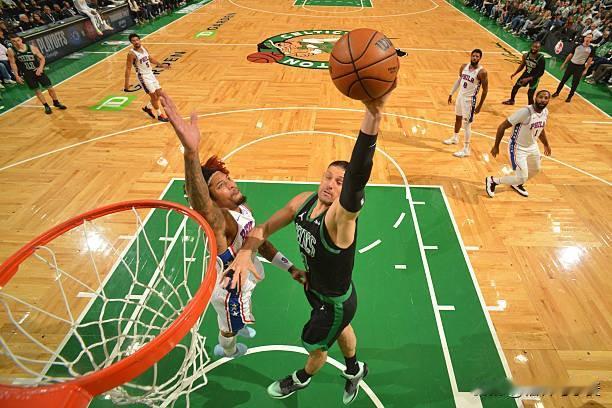 虽说凯尔特人这次输球的主要责任肯定不在武切维奇头上，但是这哥们儿场上效果这么差还