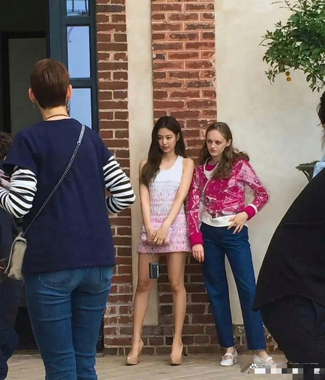 第一次这么直观地感受到Jennie的头小脸小，真是太可爱了！ 