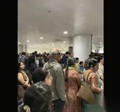 先别盯着印度裔抗议吃牛肉了——

亮马河插着“禁止游泳”的牌子，还有印度人扒了衣