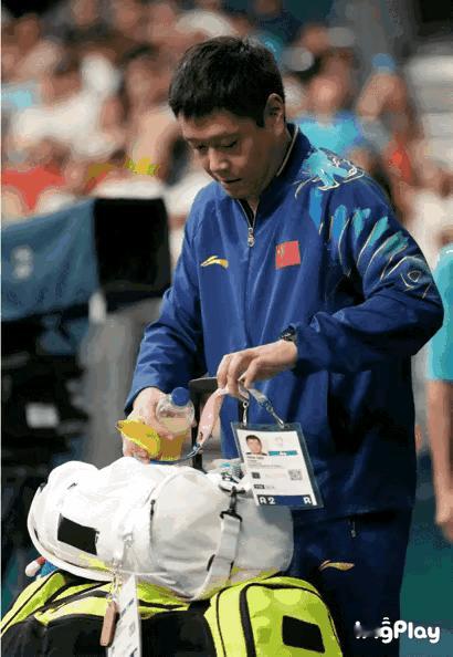 莎莎和Coco果真是国乒喜剧人
半决赛结束后
Coco赶紧拿出香蕉给莎莎
当莎莎