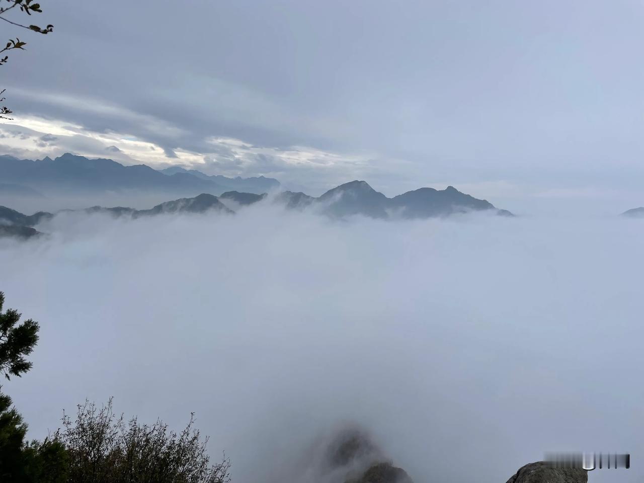 【七律•风扫空山透雪白】
风扫空山透雪白，寒冬落日赶霜积。
冰凝野谷千般静，雨洗