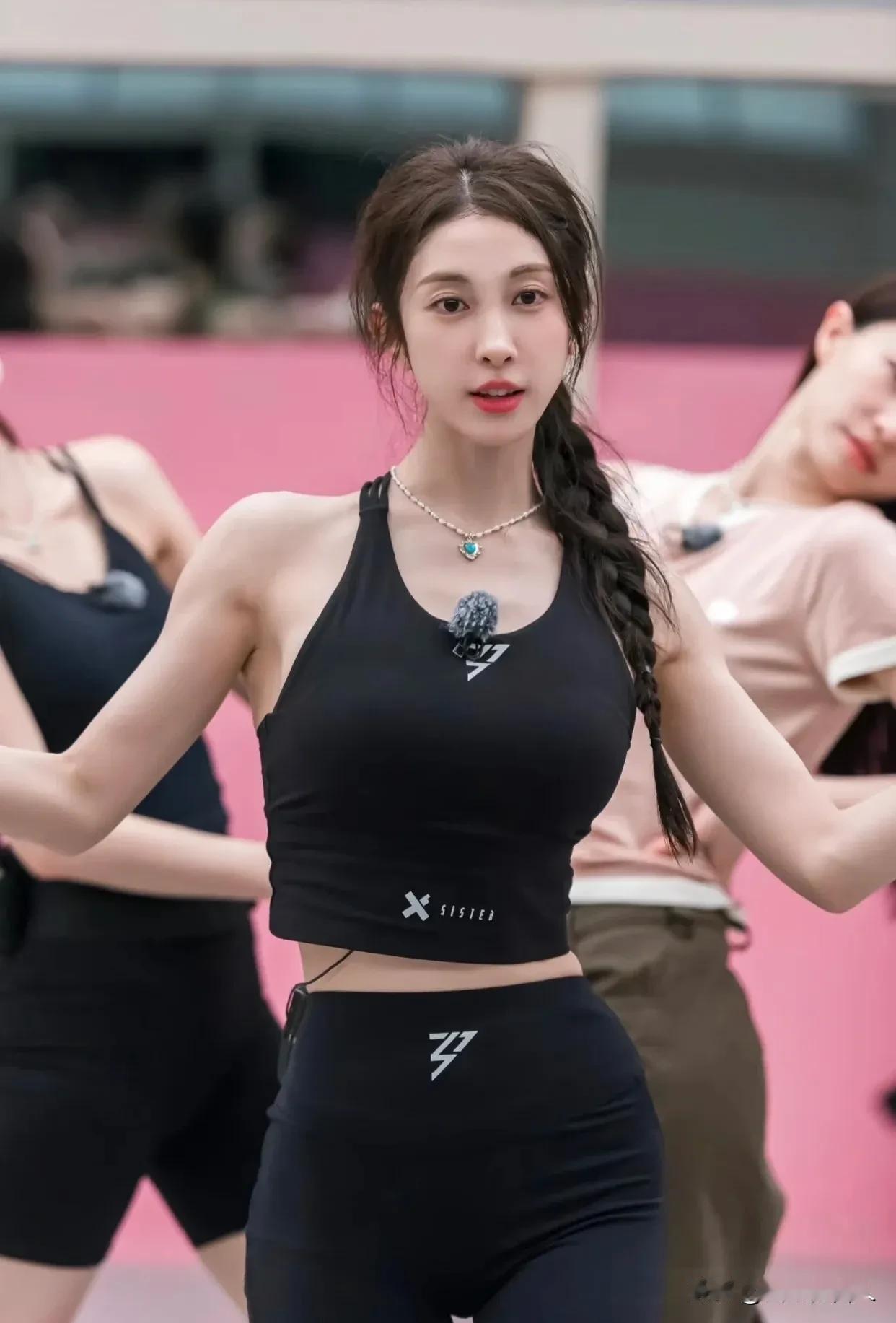 张小婉惊艳写真大片，小婉真的太有良心了
在《乘风2025》的舞台上，张小婉作为“