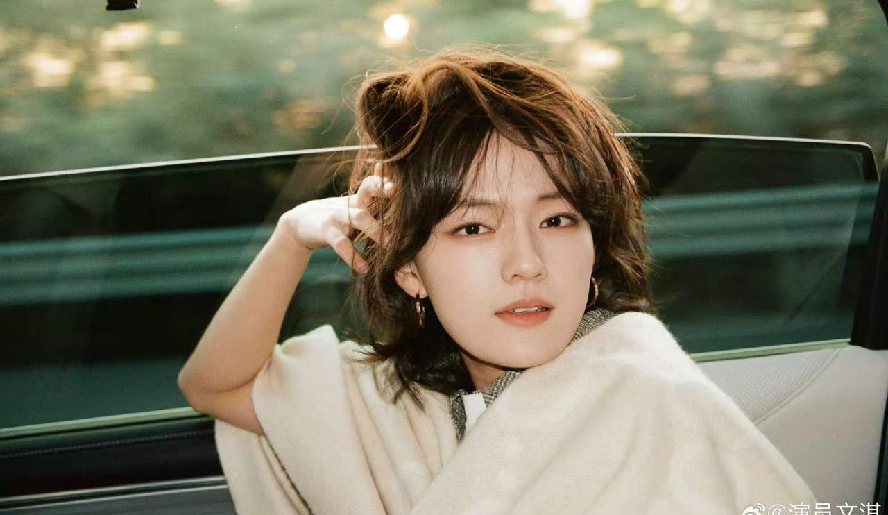 真的被文淇和兰西雅的相似度惊到，片场路人都认错，简直是异父异母的双胞胎 ​​​