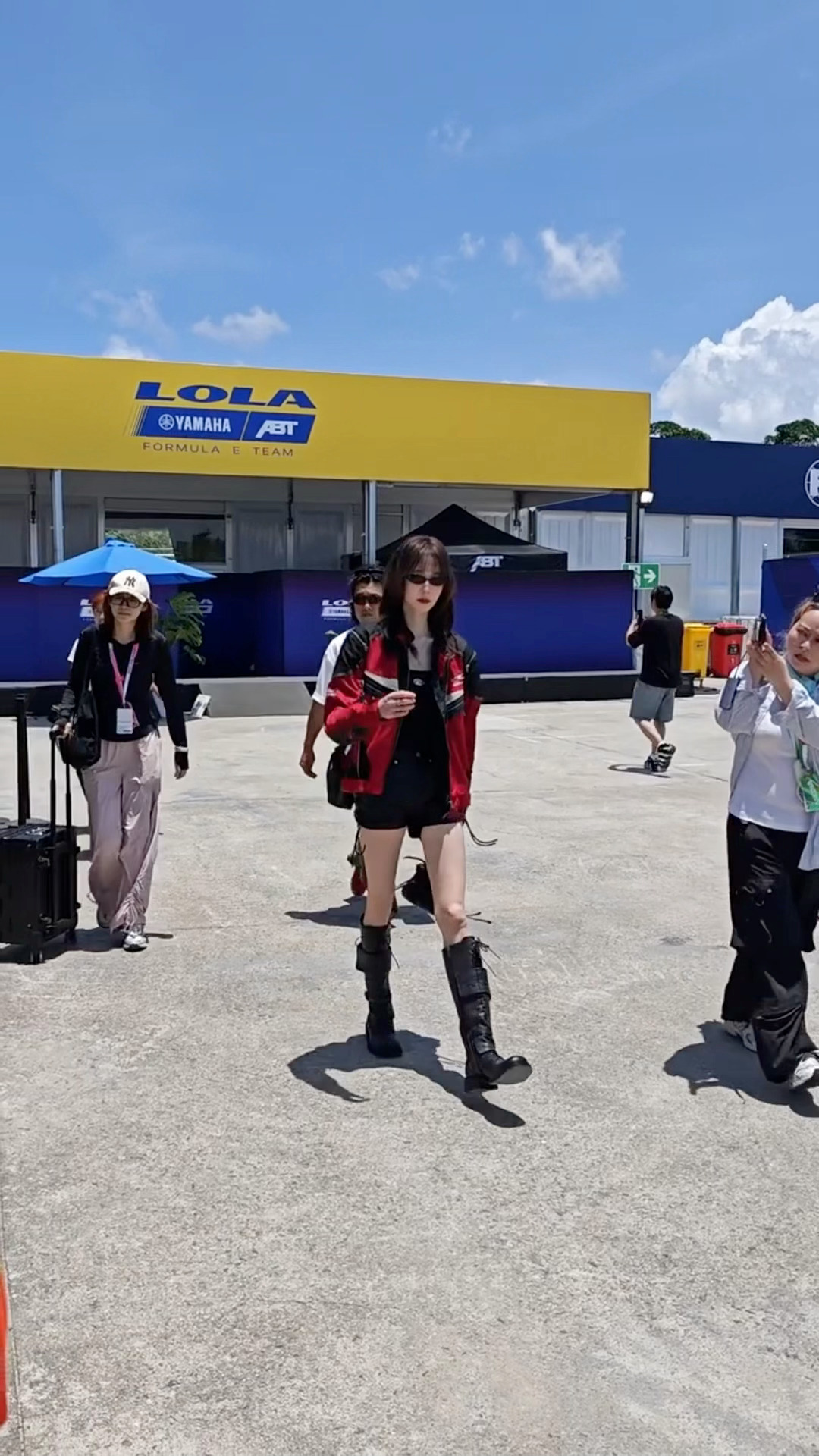 从芭蕾舞者切换赛道少女，红黑赛车服利落干练，褪去往日温柔软感，自带追风气场，风格