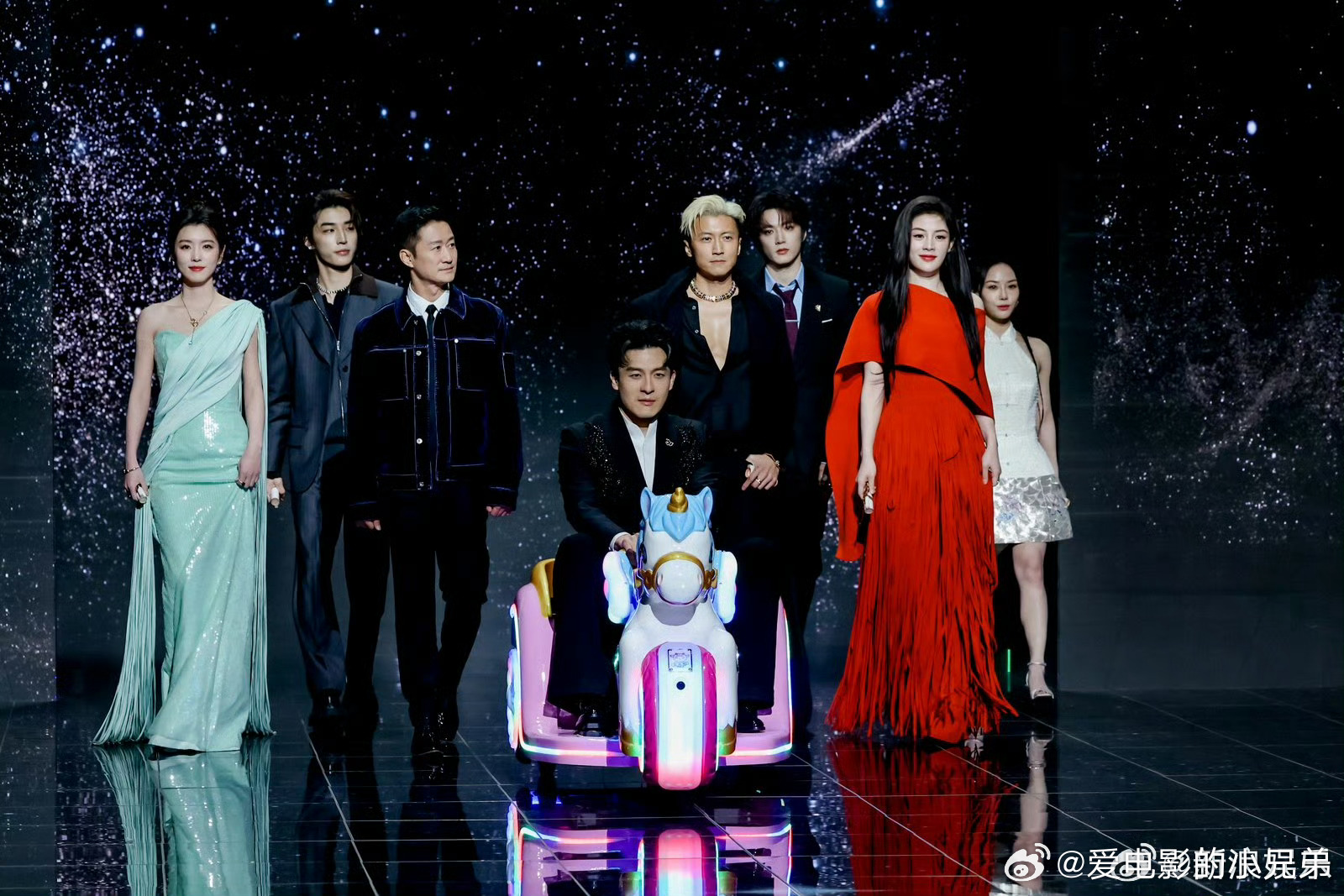 谢霆锋慷慨且大方 微博之夜谢霆锋颜值气场双在线！身姿挺拔自带高光，慷慨大方的举止