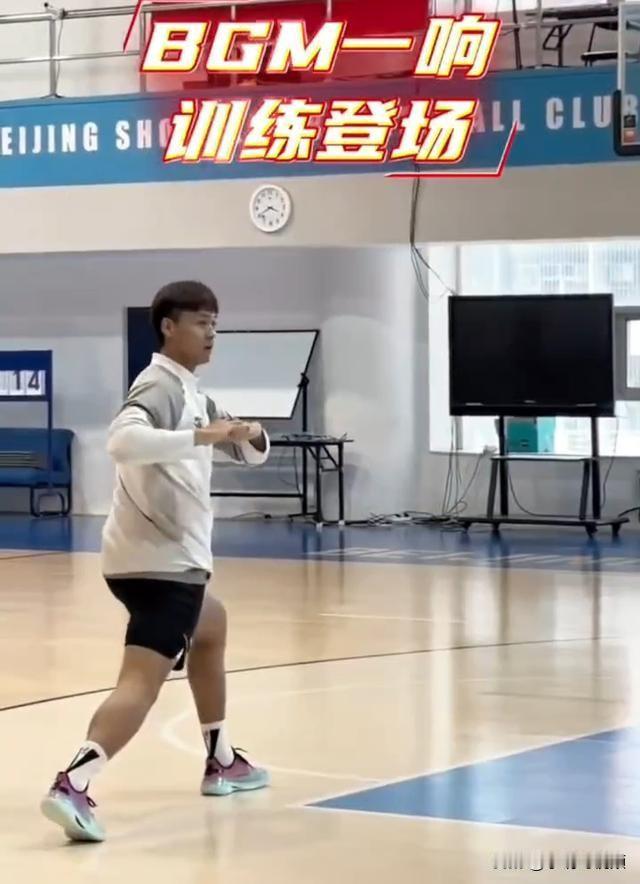 赵睿周琦训练生龙活虎，热身赛却因伤缺席

北京男篮近日出现怪象：赵睿、周琦在队内