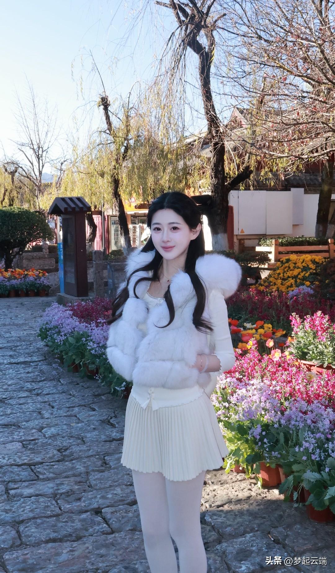 冬日暖阳下，花海中的少女，温柔如梦。