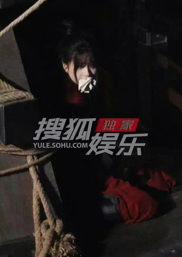 红衣出演的是端午被绳子绑了，需要有人救。 ​​​