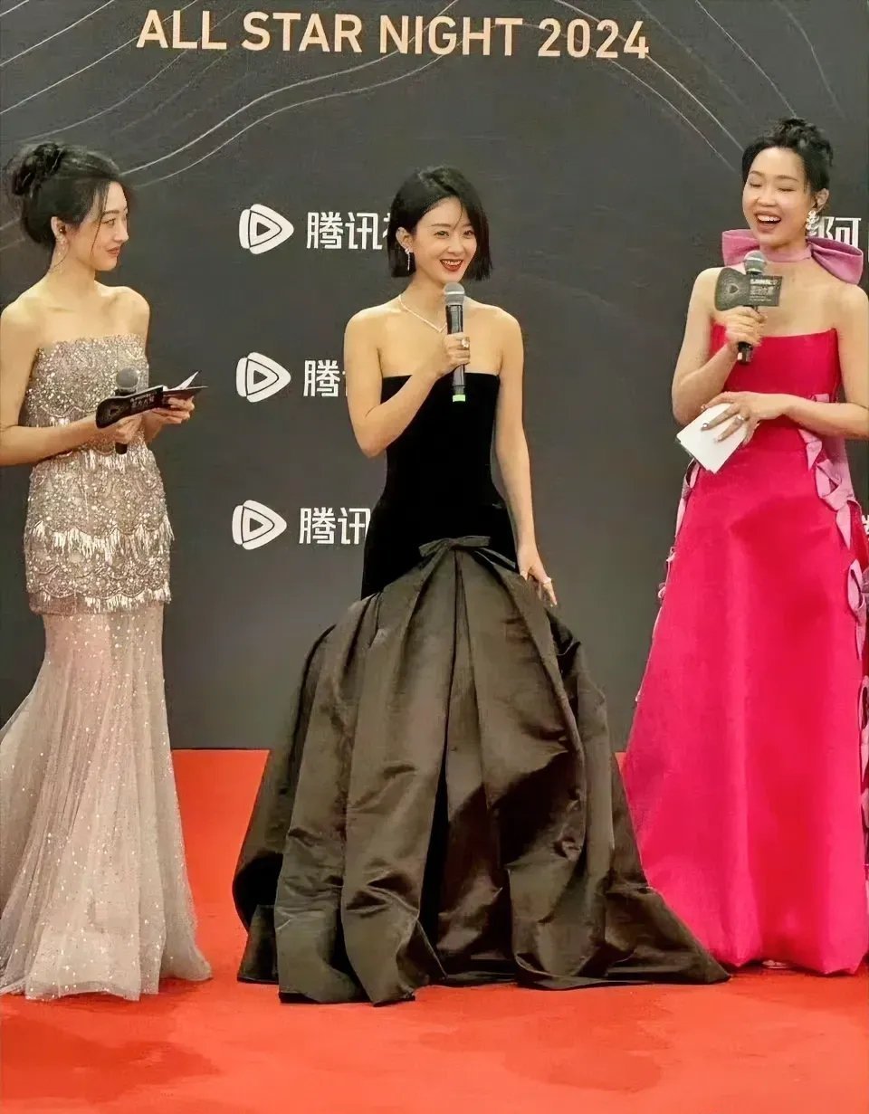 女演员真不能太矮，虽然赵丽颖挺美的，可我一眼看到的是左边的小姐姐 
