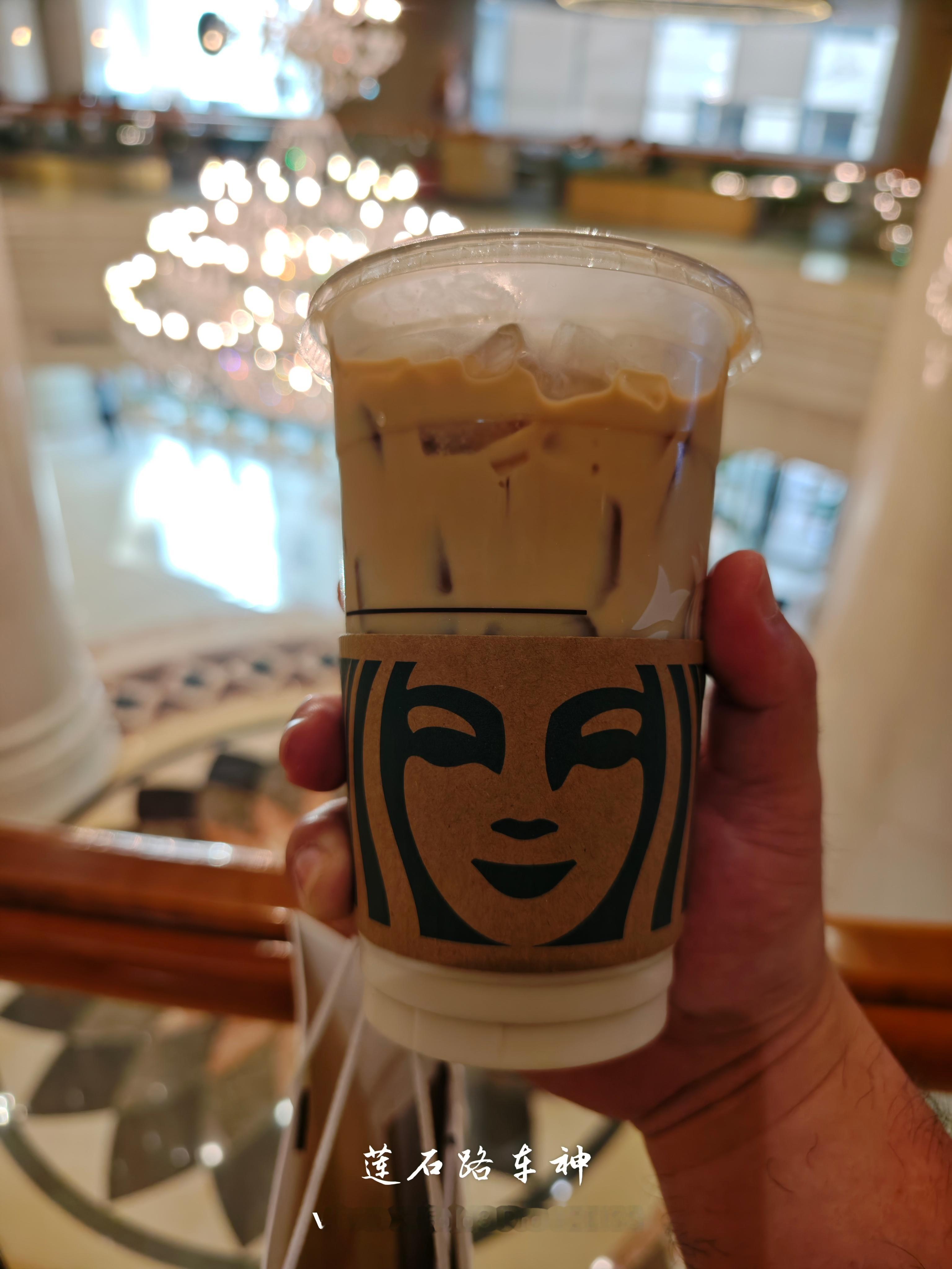 星巴克降价上热搜了，我赶紧去买了一杯，毕竟旭子曾经曰过：有便宜不占王八蛋。结果你