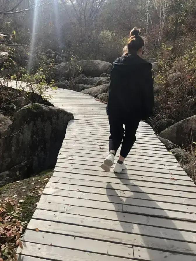 她把吵架当日常：搬着小板凳坐门口骂了半天，这一幕比电视剧还带劲

今天回老家