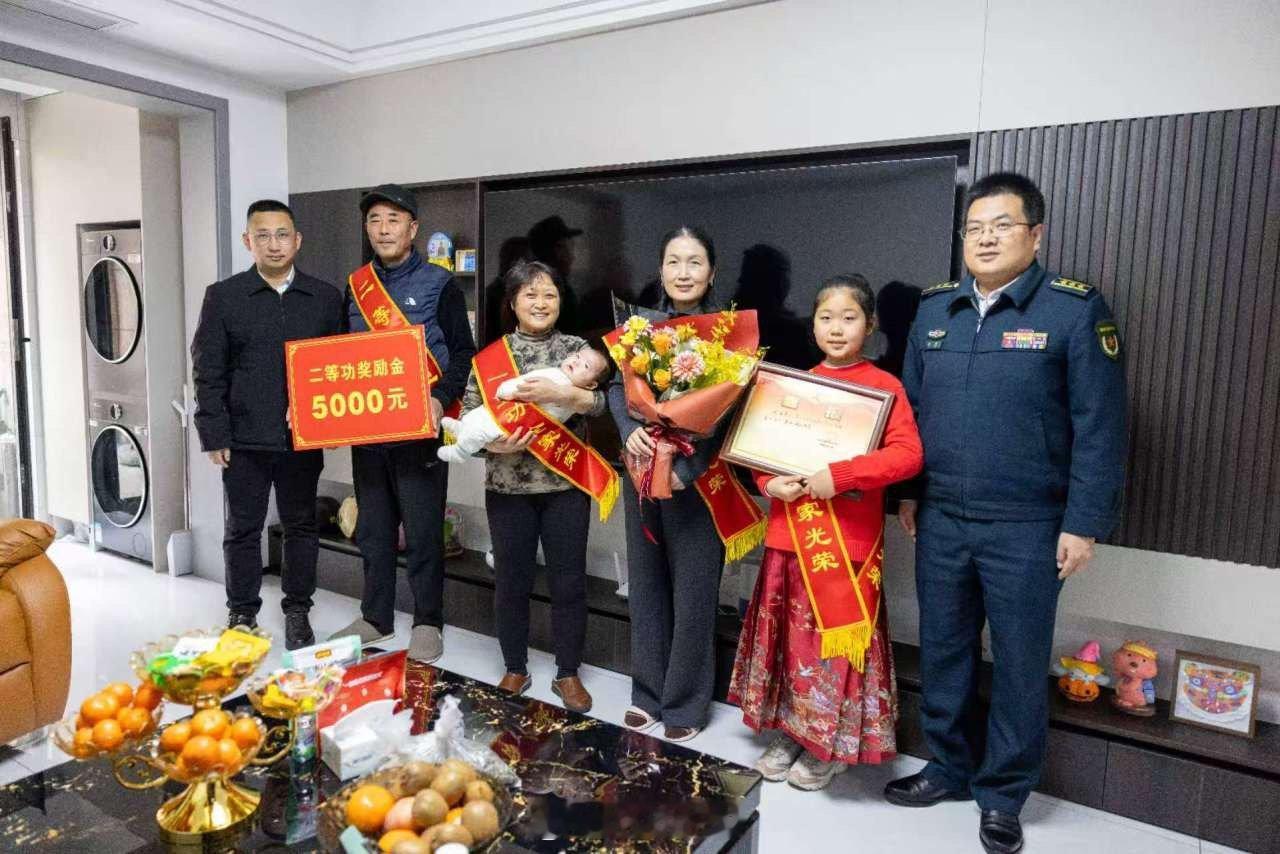 宁波军人徐磊荣立二等功一人立功全家光荣 近日，宁波江北区相关单位负责人与徐磊所在