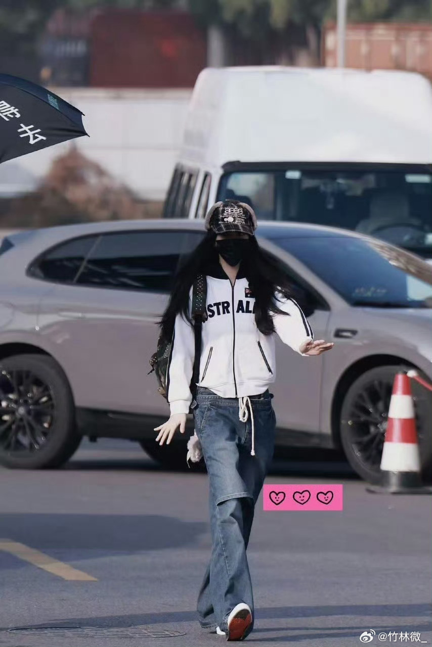 48s看完虞书欣15天上班路透谁懂啊！虞书欣横店上班直接变时装周✨甜酷复古御姐样