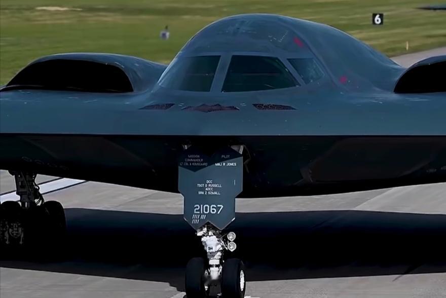 美国空军B - 2隐形轰炸机女飞行员紧急起飞，这画面想想就超飒！B - 2轰炸机