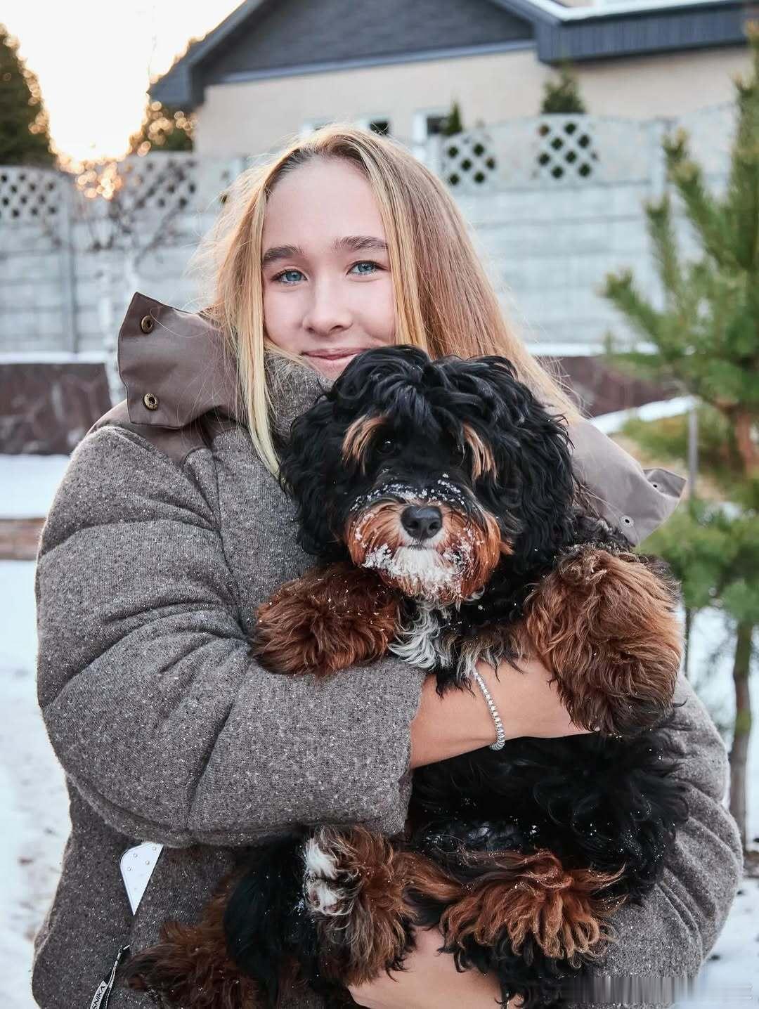 安德列娃冬日遛狗这拍的很恬静，也希望她把这份快乐带到赛场上网球talking大会