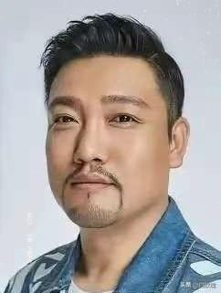 贾冰估计现在最后悔为什么要去吃那顿饭，8月3日成都那家川菜馆，一个密闭包厢，几个