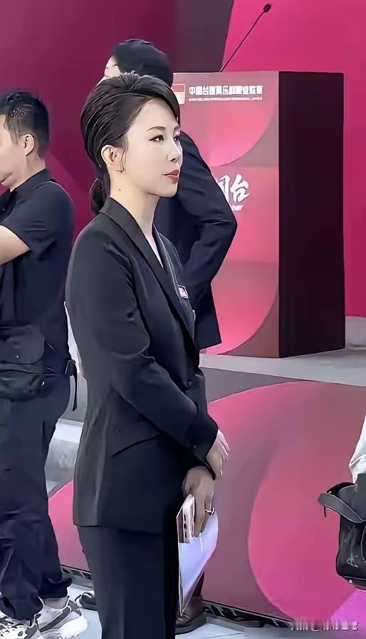44岁潘晓婷依旧单身：不是无人敢娶，是她早已不需要将就
 
如今44岁的“九球天