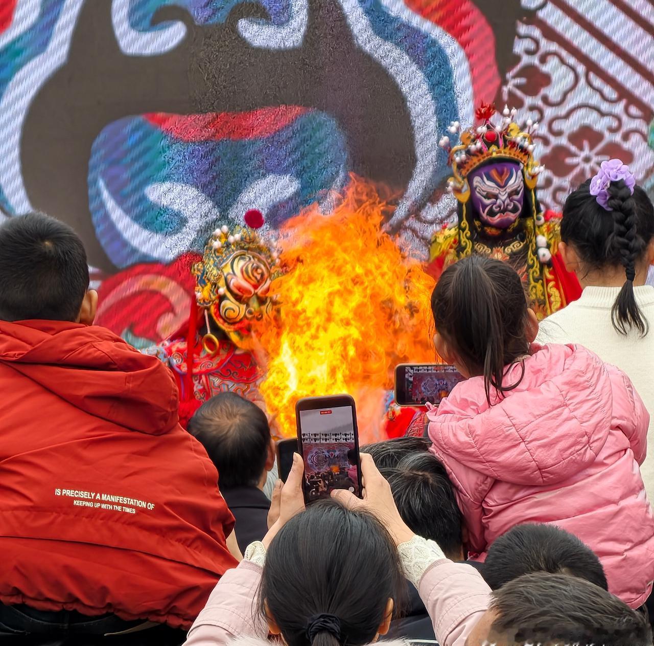 婴幼儿本身没问题，主要是孩子好动容易吵闹，影响现场演出和其他客人用餐体验。不如增
