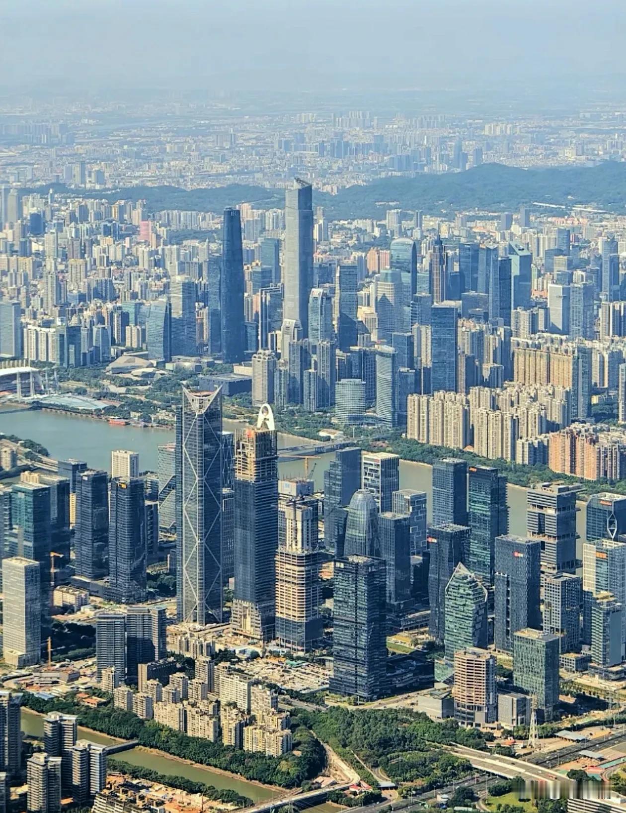 有句大实话广州人不爱听，相对于深圳，广州的衰落是不可避免的。原因不复杂，广州在广