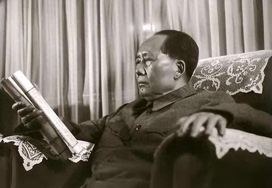 在新中国成立初期表兄请求毛主席为十四人安排工作，主席对周总理说：只需写上一句话就