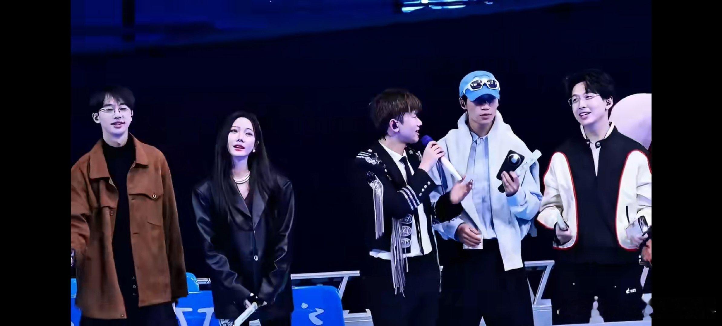 张紫宁听张杰唱仰望星空哭了温柔相遇，彼此照亮，这一幕值得珍藏