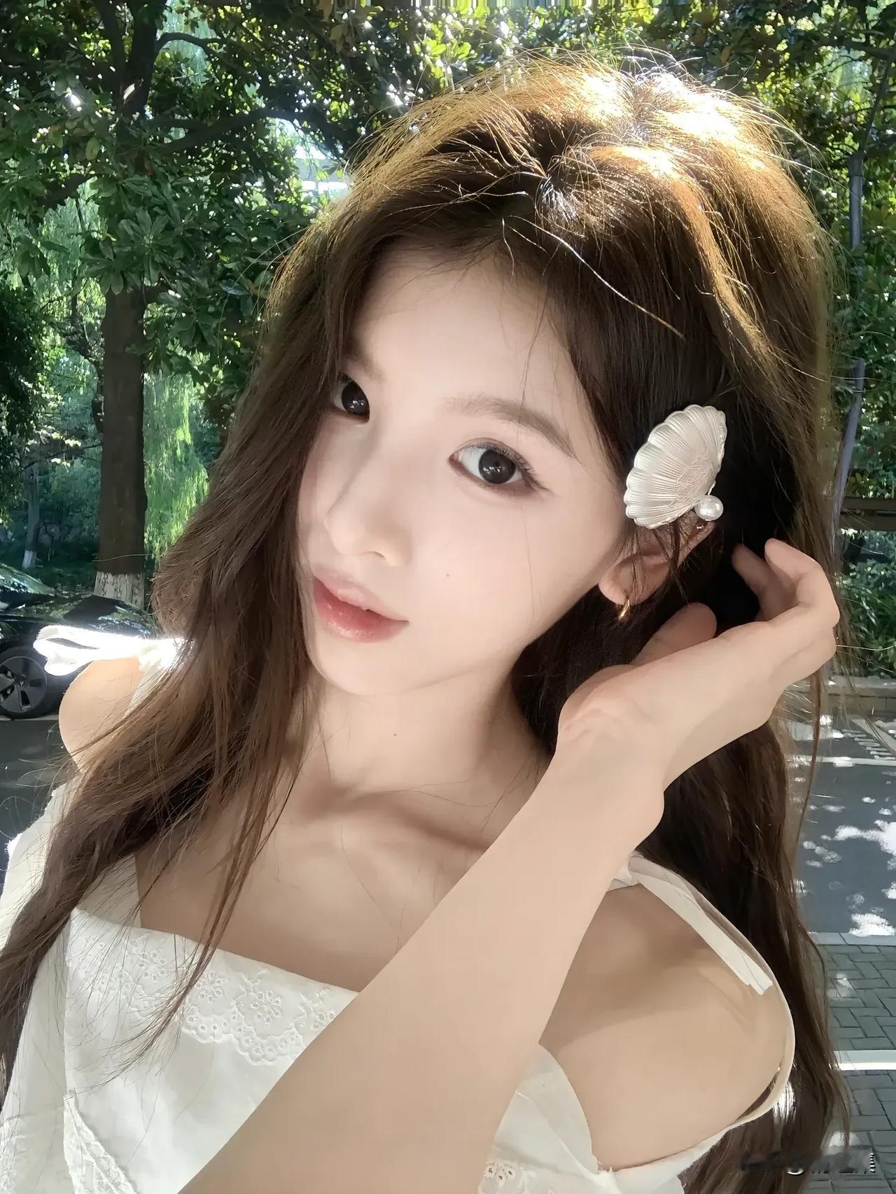 阳光下的甜美少女，白色蕾丝裙搭配珍珠发饰，温柔动人。