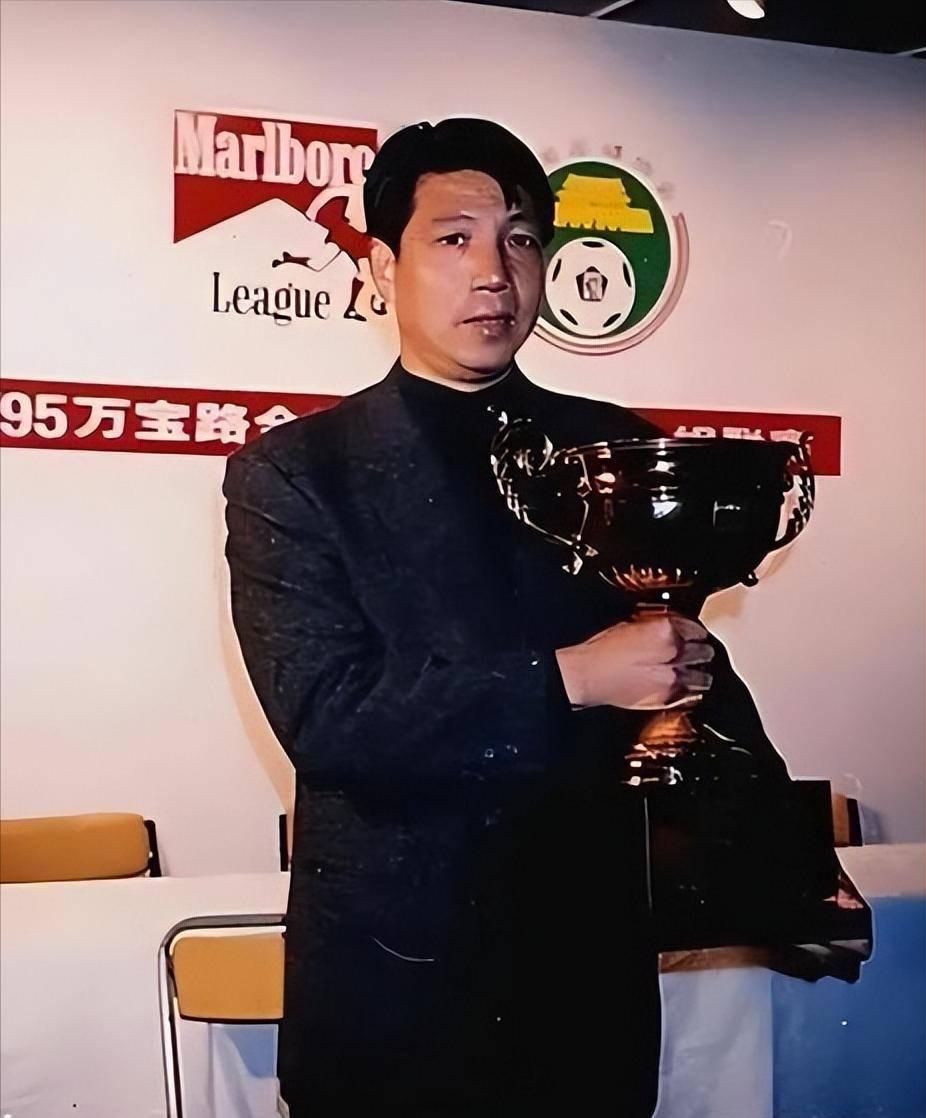 1994年，申思的月工资仅有一千八百元，吴承瑛更是只有一千元。而十年之后，当这两