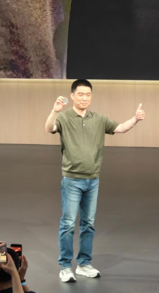 李想：“给我拍张照片吧，不然网上传的都是我举桌子的”。  理想l9livis