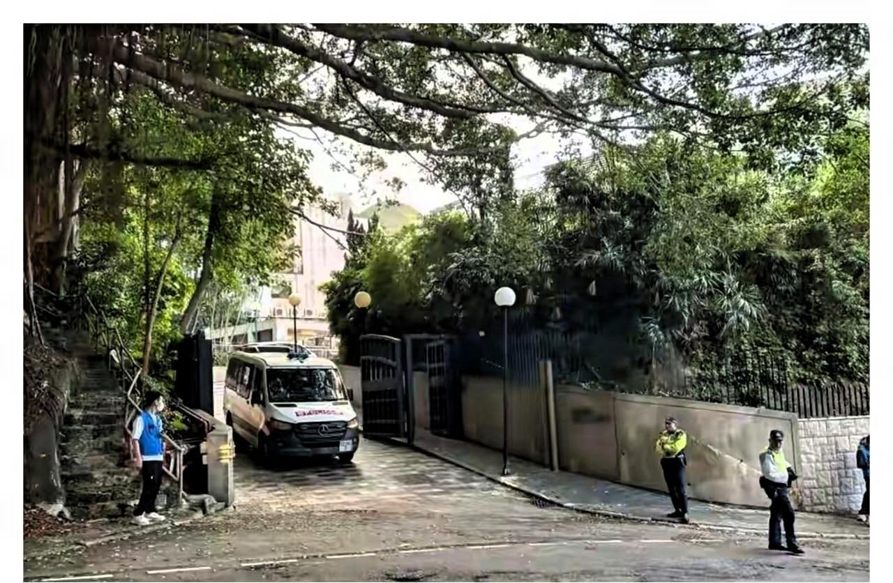 香港发生一起惨案，34岁女子用皮带上吊身亡，更令人痛心的是，她自杀之前还把年仅7